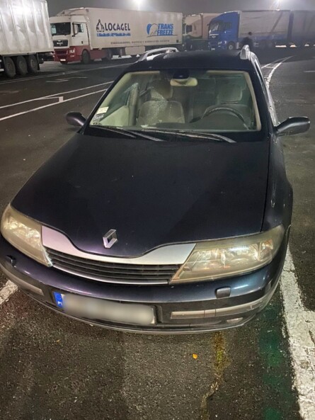 Украинец пытался пересечь границу поддельным свидетельством на авто Во время пограничного контроля у инспектора возникли сомнения по поводу действительности свидетельства о регистрации польского автомобиля, которым ехал 37-летний гражданин Украины. dqxikeidqxidqrant