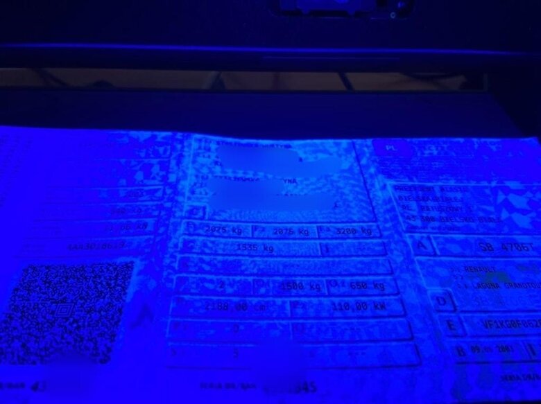 Украинец пытался пересечь границу поддельным свидетельством на авто Во время пограничного контроля у инспектора возникли сомнения по поводу действительности свидетельства о регистрации польского автомобиля, которым ехал 37-летний гражданин Украины.