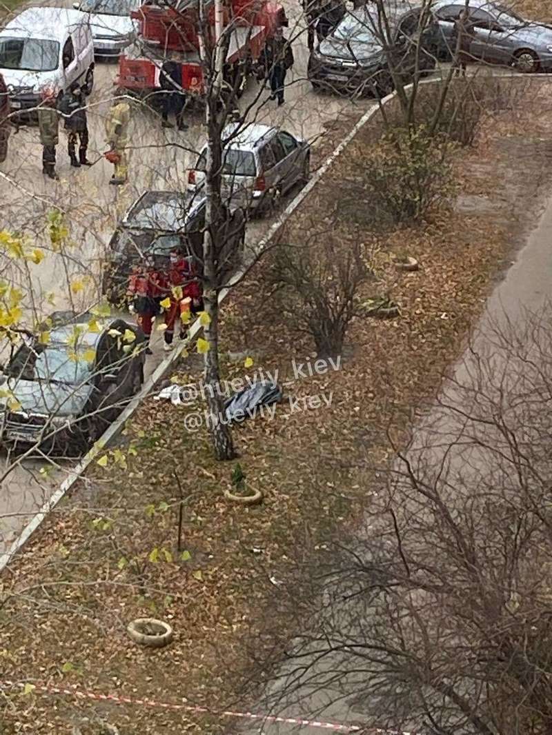 У Києві на вулиці Львівській загинула людина, тіло зняли з балкону