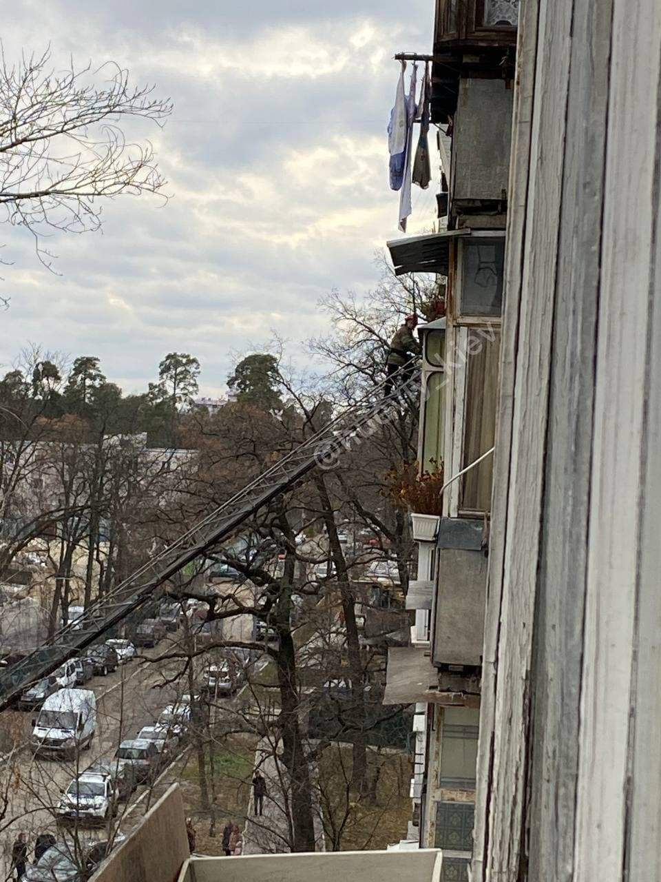 У Києві зняли з балкону тіло людини, трагедія на вулиці Львівській