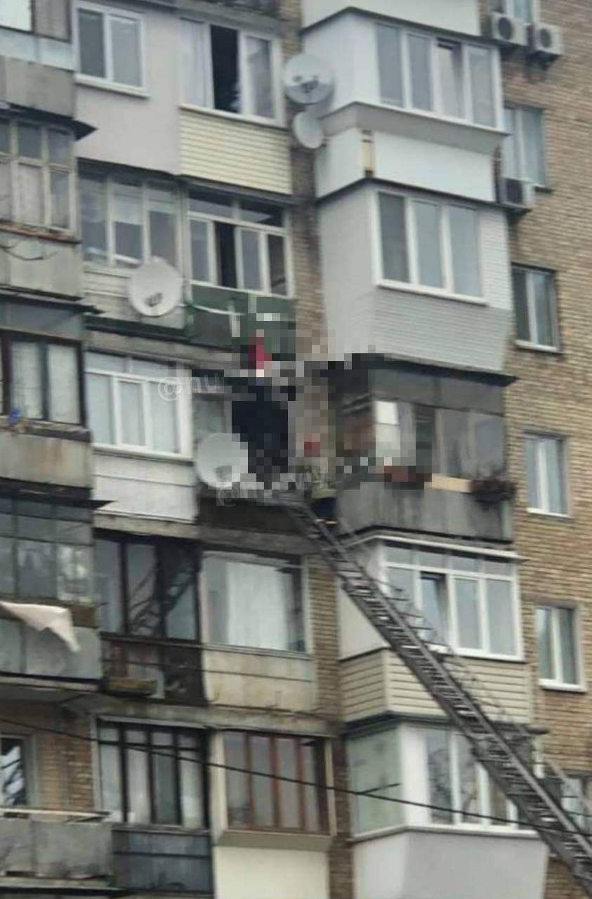 На вулиці Львівській у Києві людина зачепилася за балкон і повисла, вона загинула