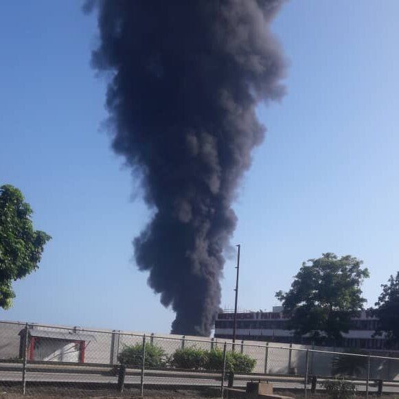 В небо поднялся столб черного дыма. dqxikeidqxidqrant