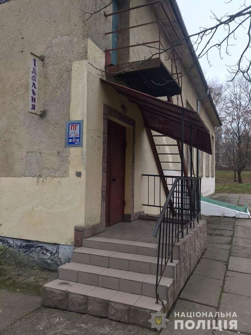 Сверток с ребенком оставили на лестнице при входе в столовую колледжа dqxikeidqxidqeant