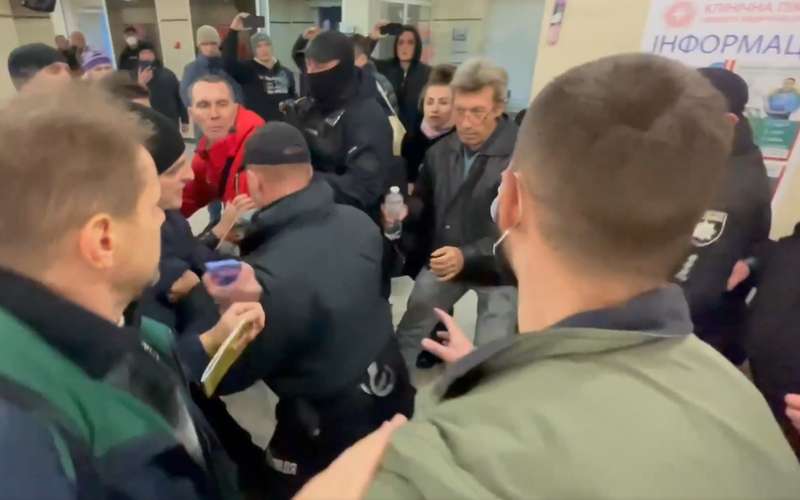 Во Львове антивакцинаторы штурмовали больницу, где их вожак "укрылся" от суда dqxikeidqxidqrant