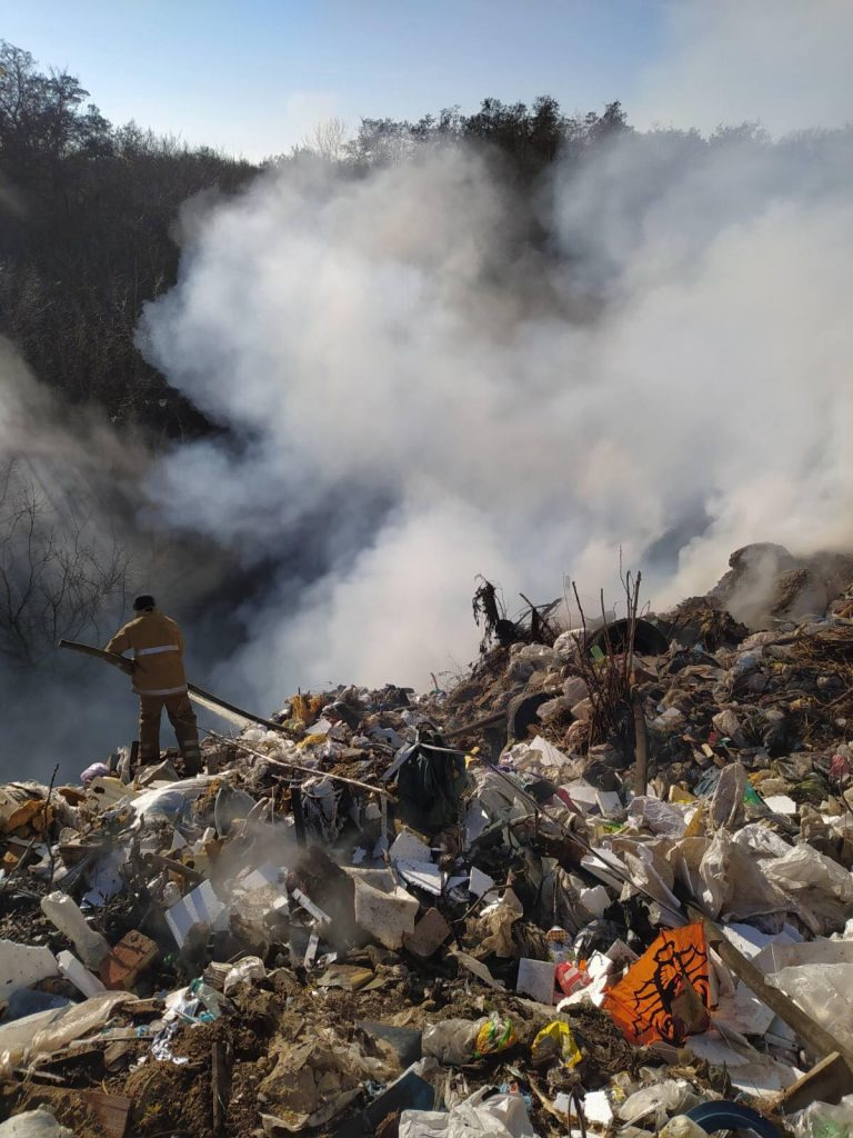 Масштабный пожар на свалке в Полтавской области тушат фекалиями 03