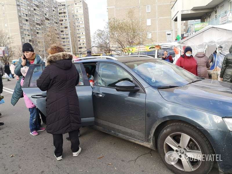Машина, которая совершила наезд на прохожих.