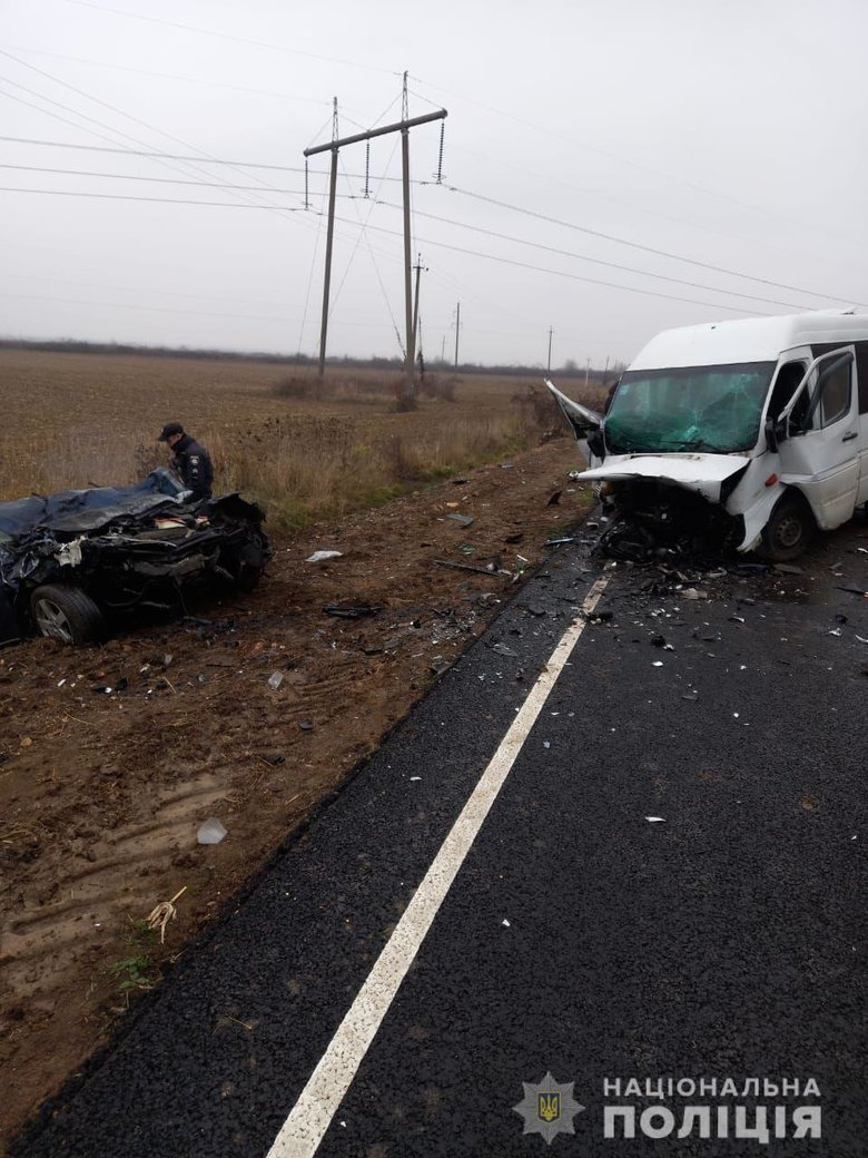 Легковушка на Закарпатье выехала на встречную полосу и столкнулась с микроавтобусом: трое погибших 01 dqxikeidqxidqeant