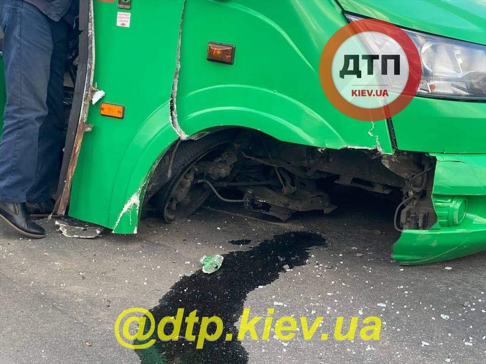 ДТП під Києвом, маршрутка врізалася у відбійник