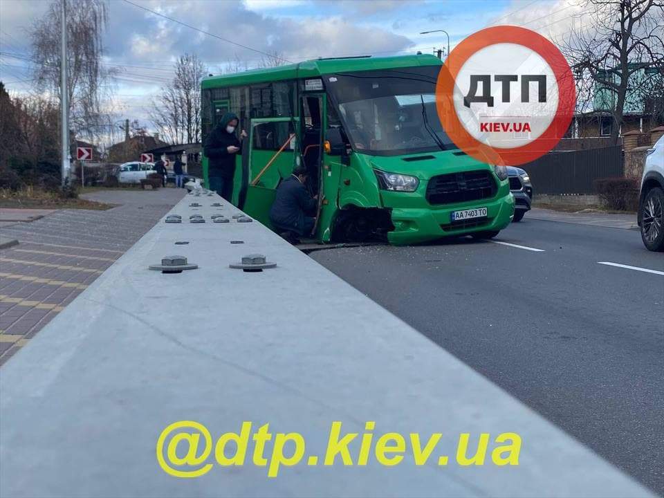 ДТП в Софіївській Борщагівці, аварія під Києвом, маршрутка з пасажирами врізалася у відбійник