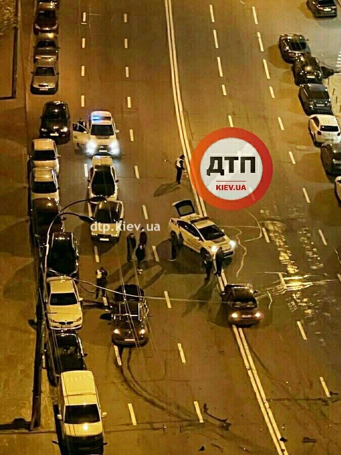 Произошло лобовое столкновение двух легковушек.