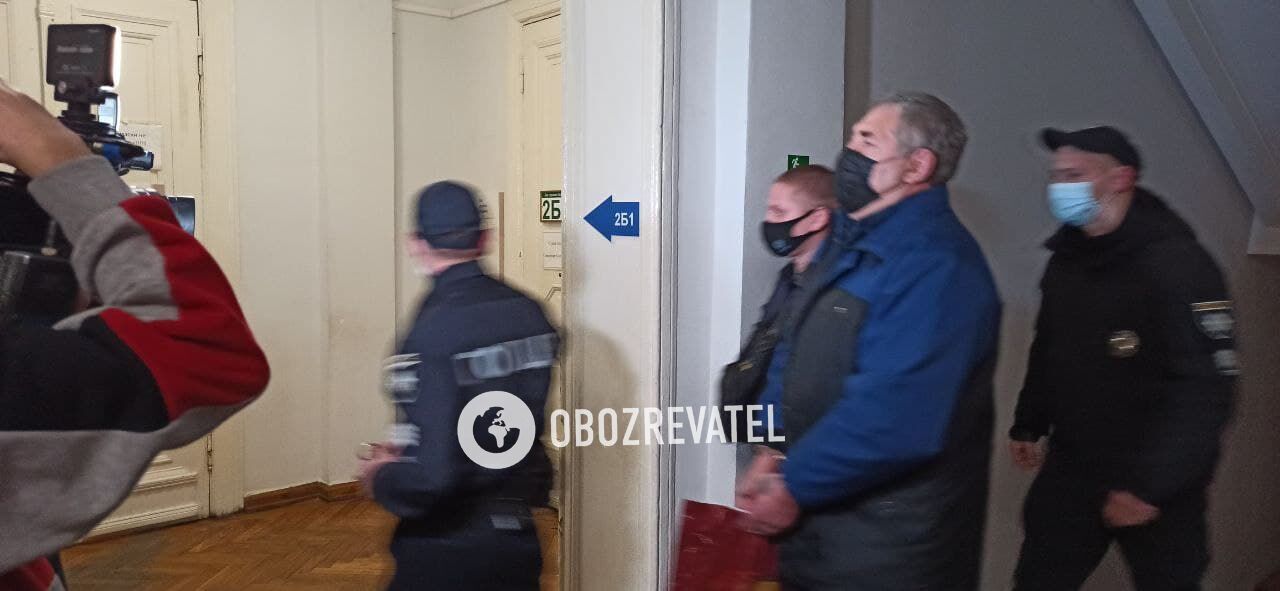 Подозреваемый идет под конвоем. dqxikeidqxidqeant