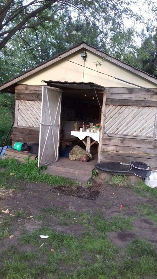 Затем начал расстреливать шестерых спящих