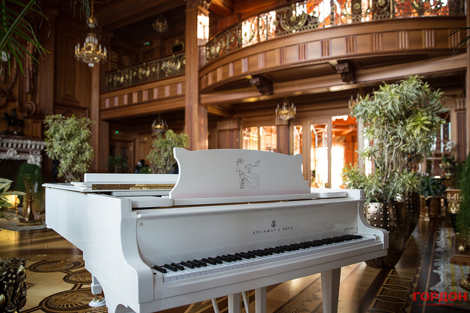 В поисках золотого батона или Межигорье, которое вам не показали /