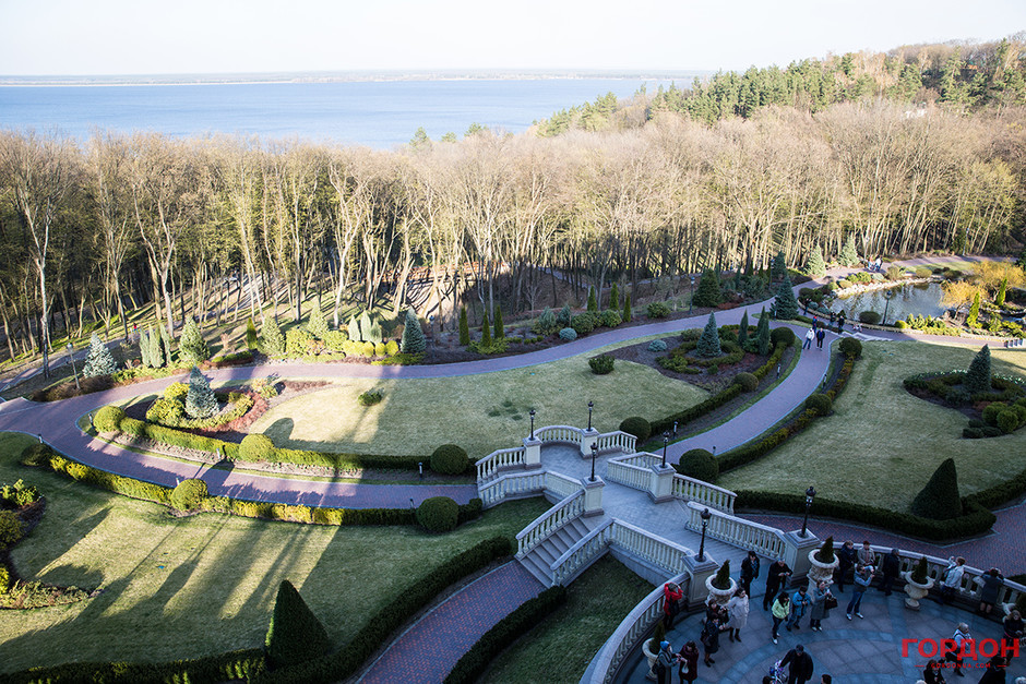 В поисках золотого батона или Межигорье, которое вам не показали /