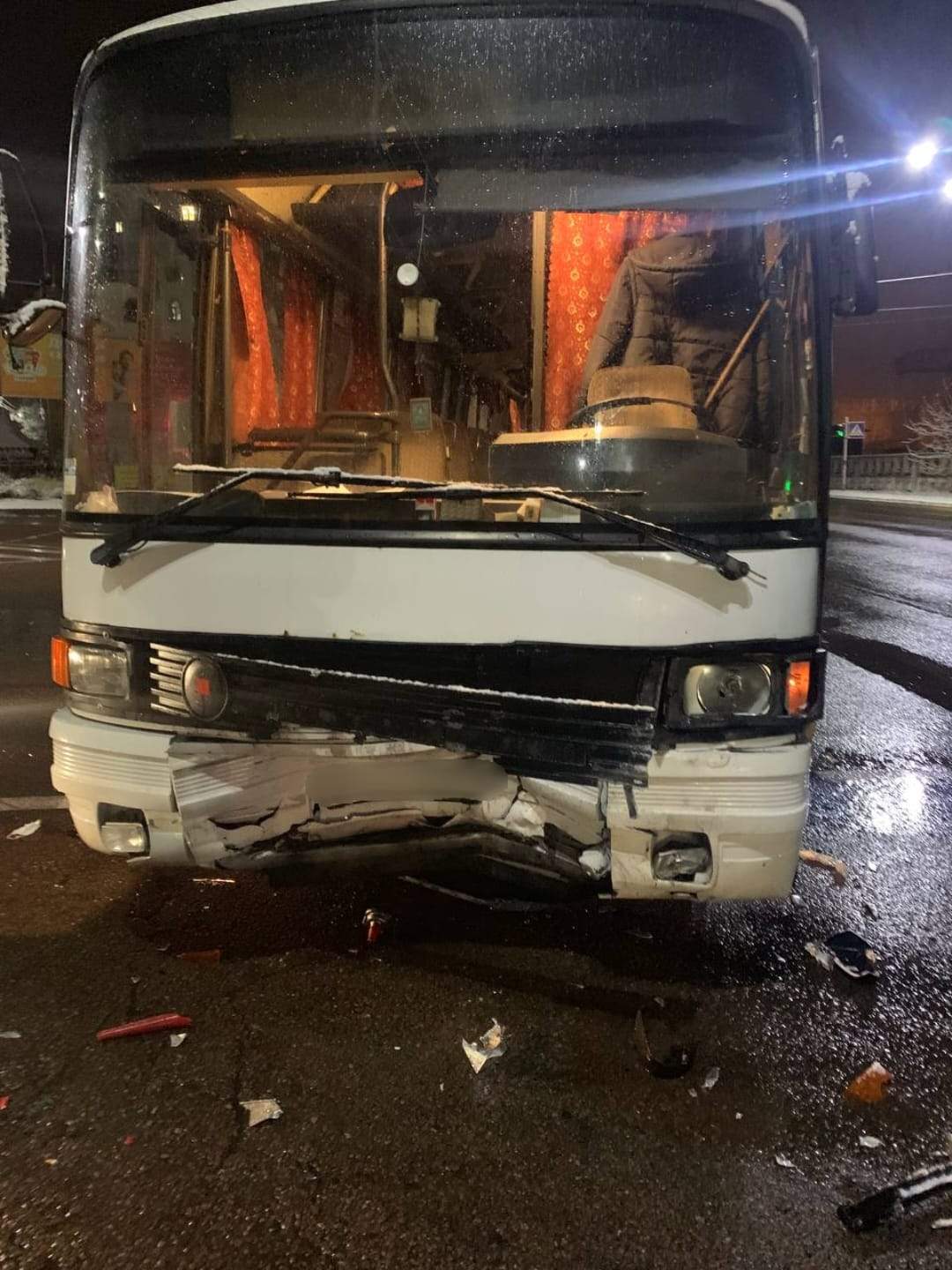 У Вишгороді Cadillac протаранив автобус, ДТП, аварія У Вишгороді Cadillac протаранив автобус, ДТП, аварія