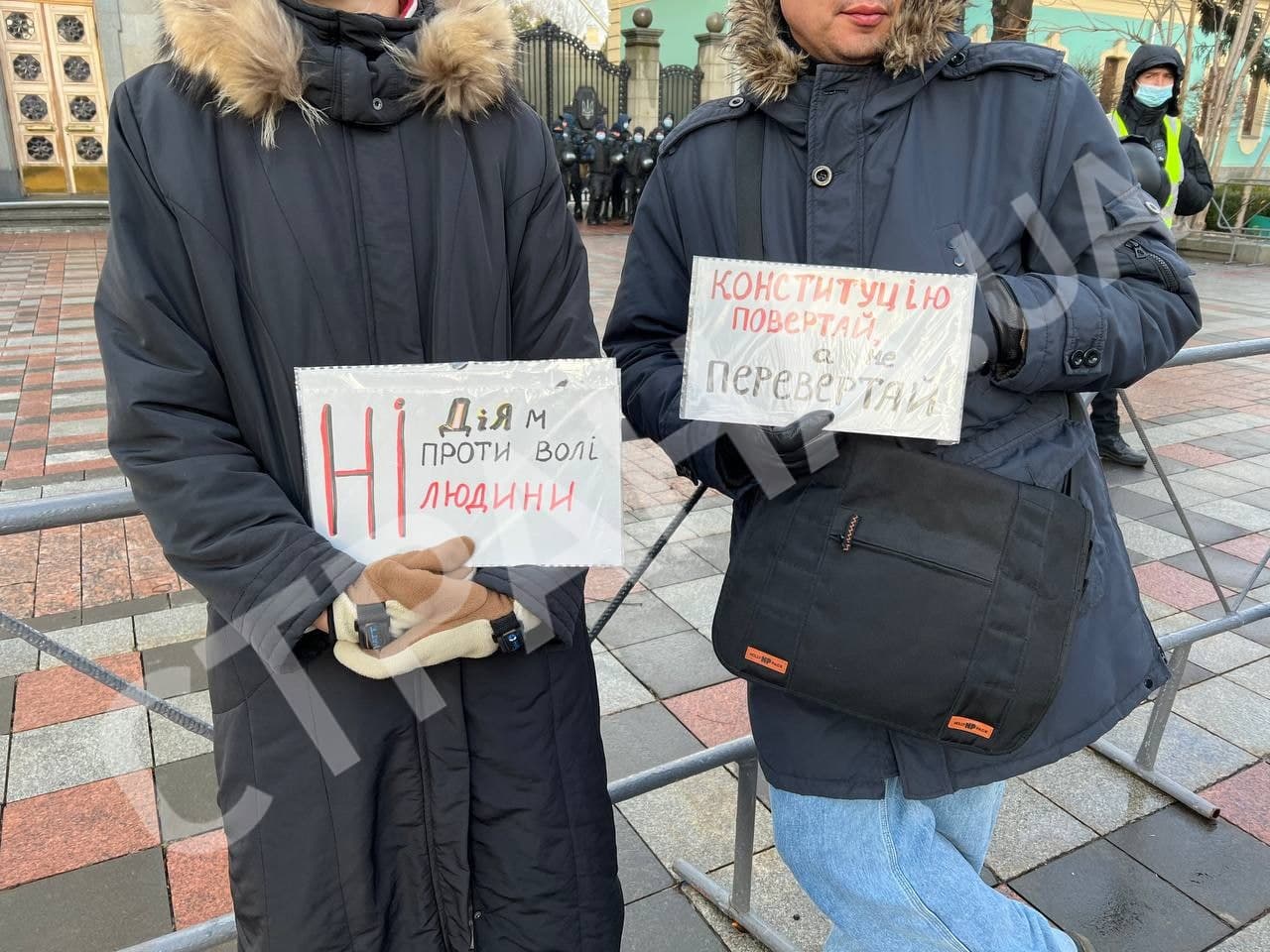 Под Радой в Киеве начался митинг противников вакцинации и карантина dqxikeidqxidqrant