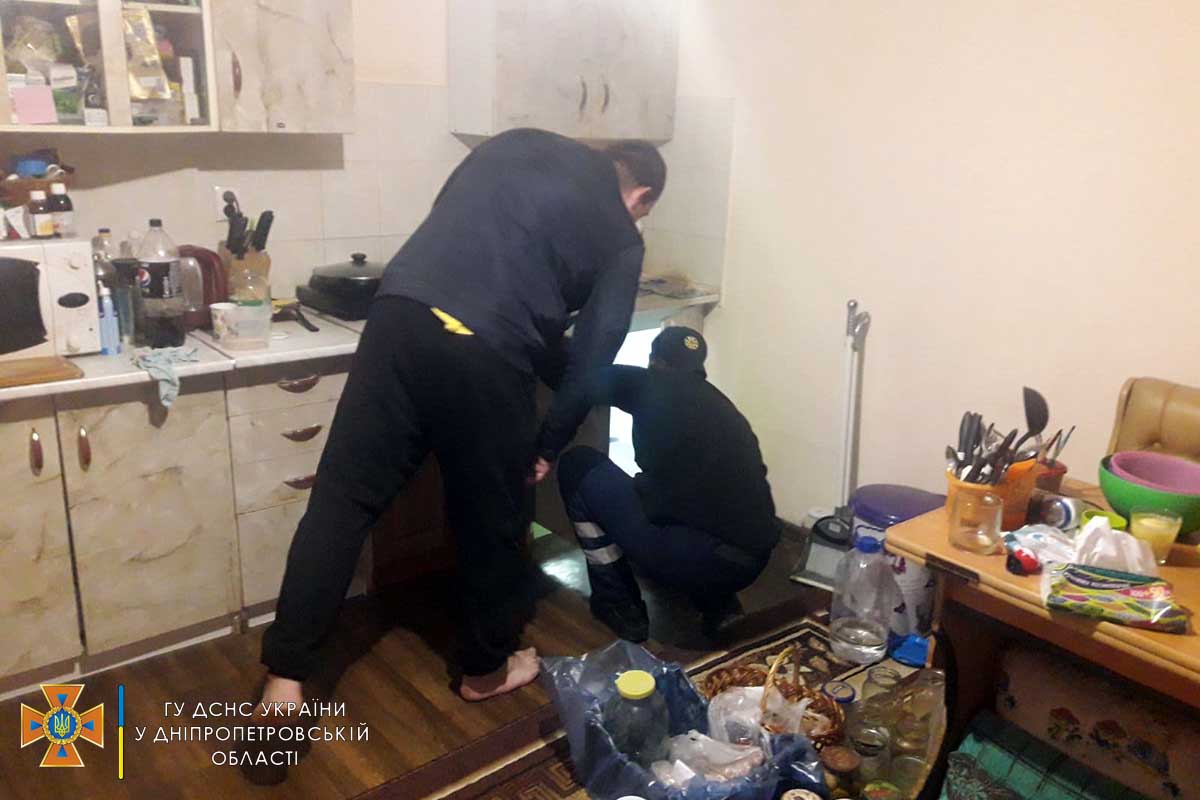 Змею доставали спасатели. Источник: dp.dsns.gov.ua dqxikeidqxidqrant