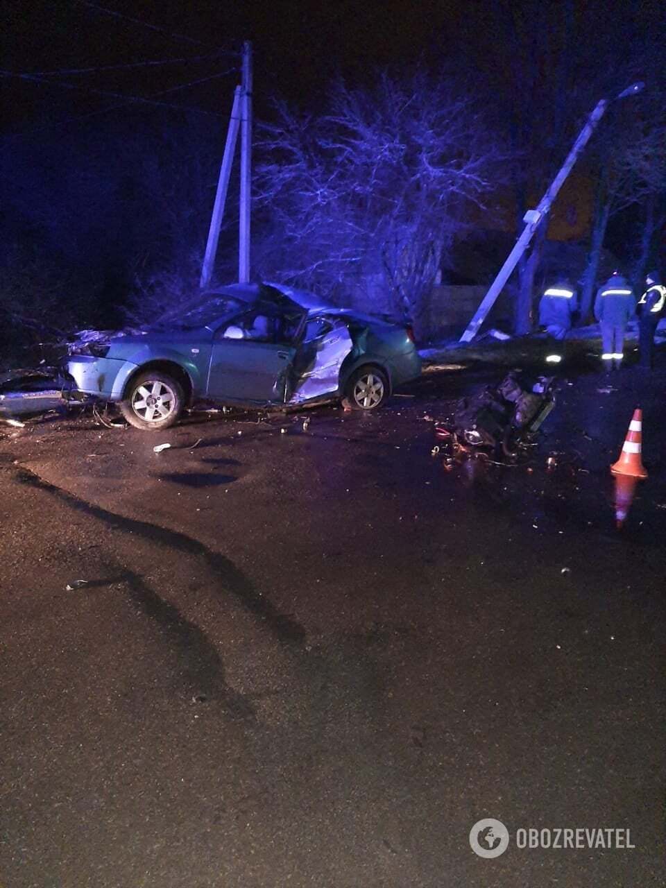 Машина протаранила дерево, а потом столкнулась со столбом.