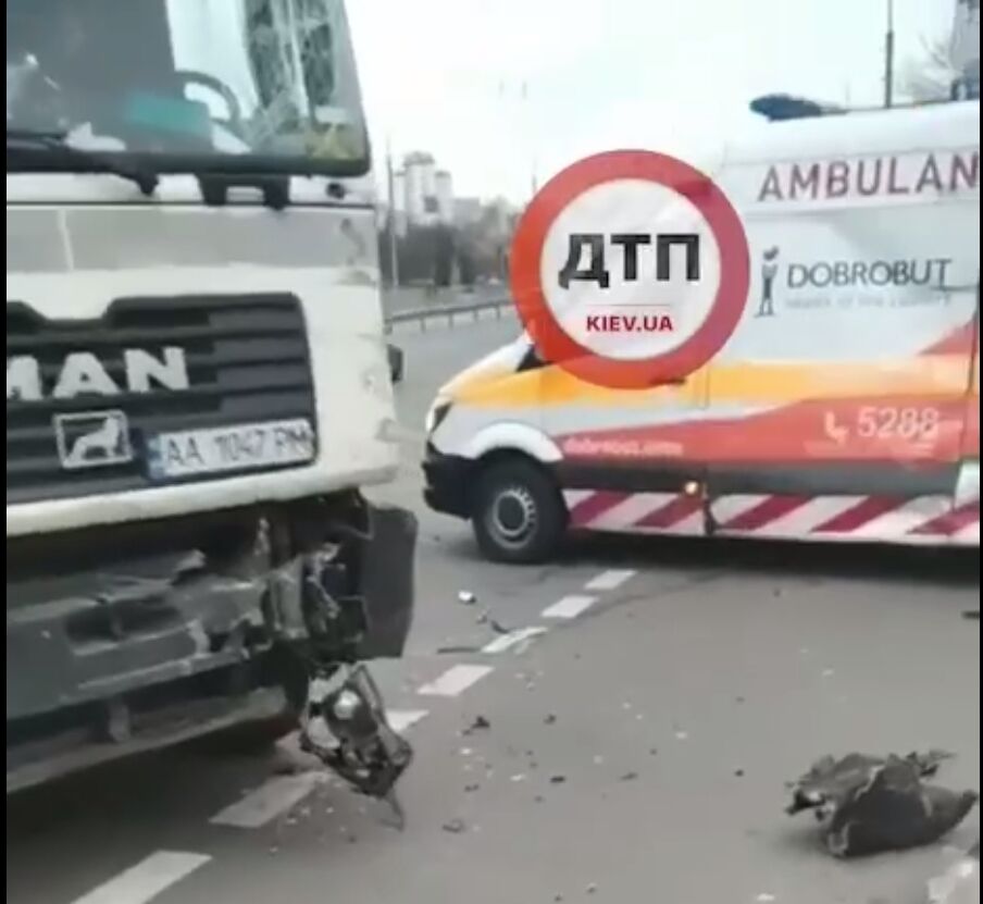 Грузовик протаранил машину скорой помощи. dqxikeidqxidqeant