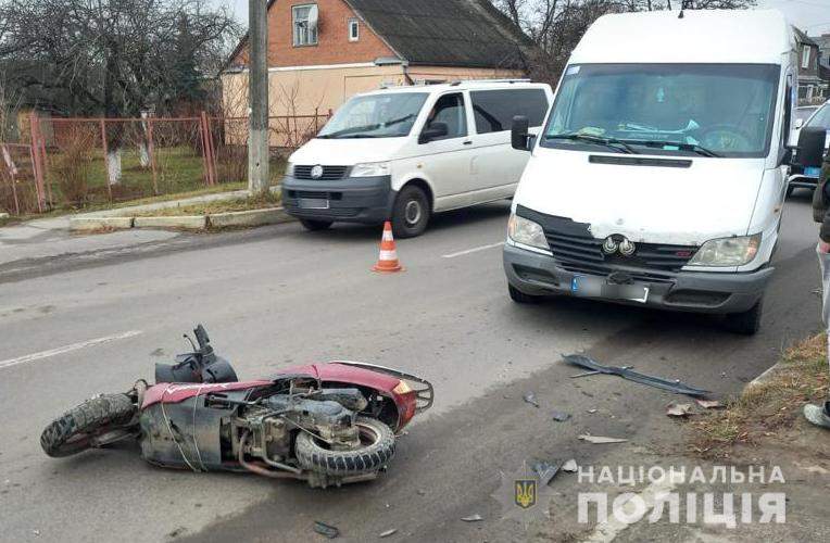 Жінка скутером виїжджала з другорядної дороги на головну dqxikeidqxidqeant