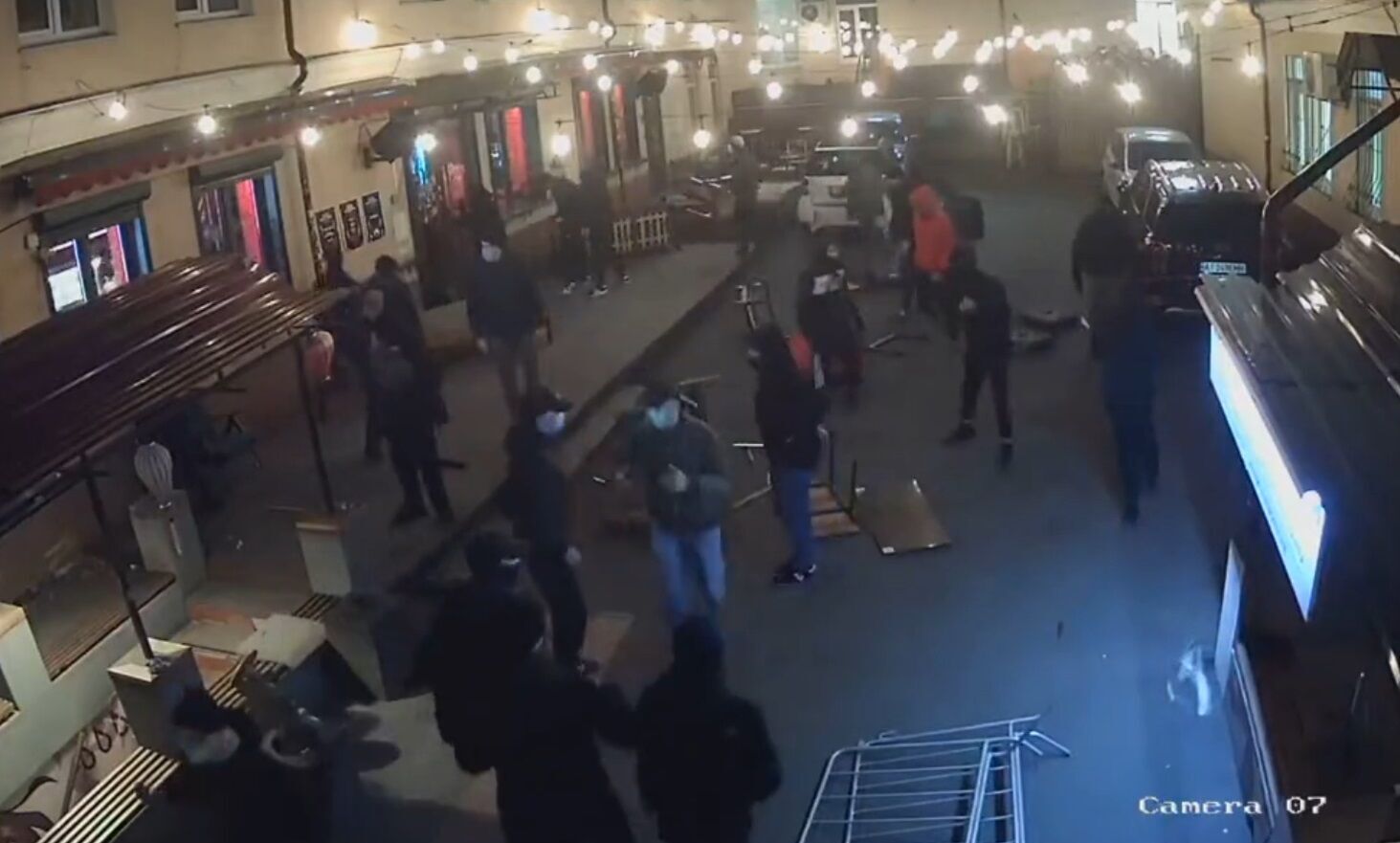 Злоумышленники ломали мебель.