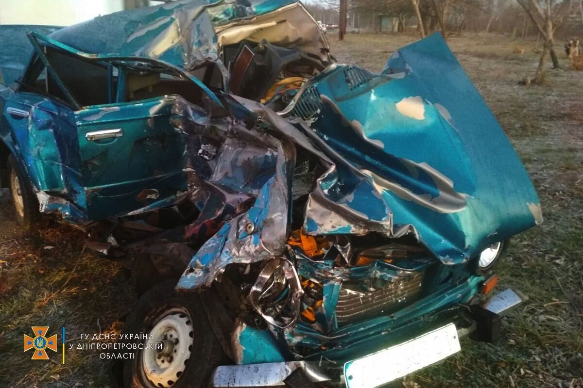 В результате столкновения ВАЗ буквально превратился в металлолом dqxikeidqxidqrant