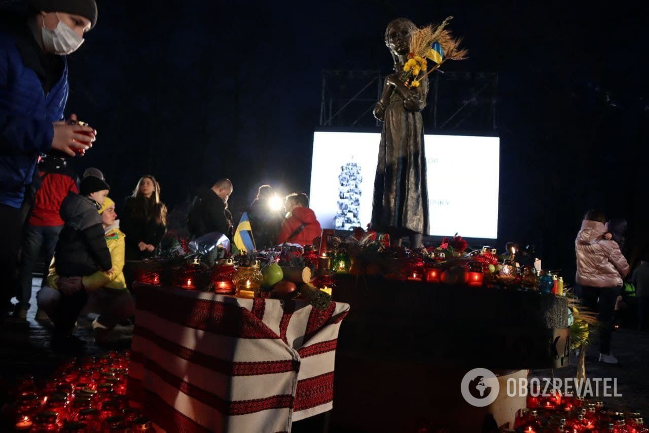 К Мемориалу пришли сотни людей