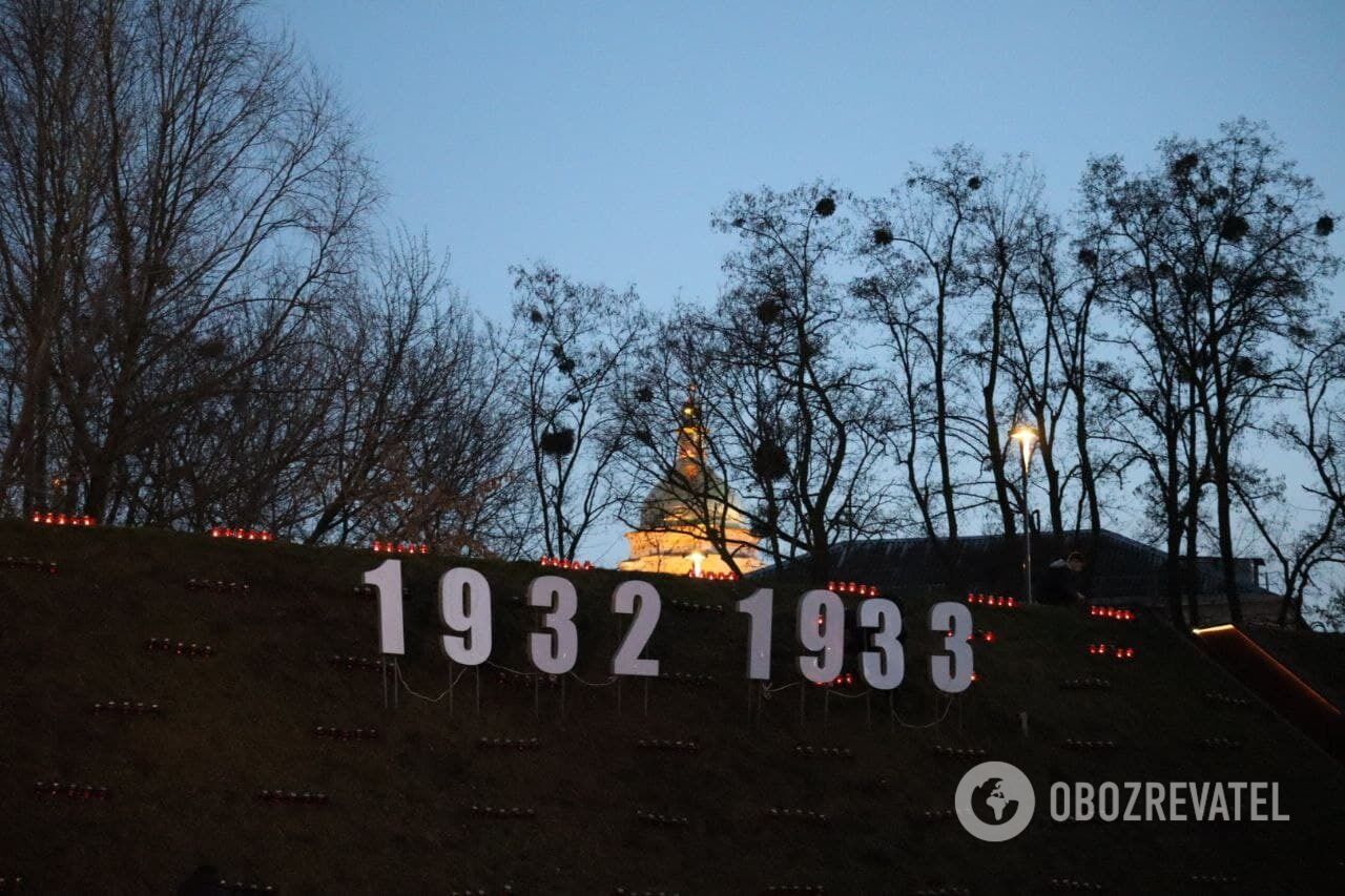 Сотни людей собрались возле музея "Мемориал жертв Голодомора"
