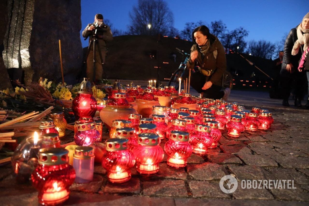 Сотни людей собрались возле музея "Мемориал жертв Голодомора"