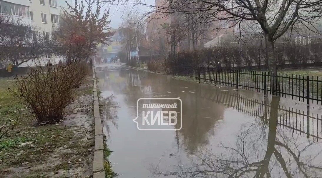 В результате прорыва трубы затопило улицы dqxikeidqxidqrant