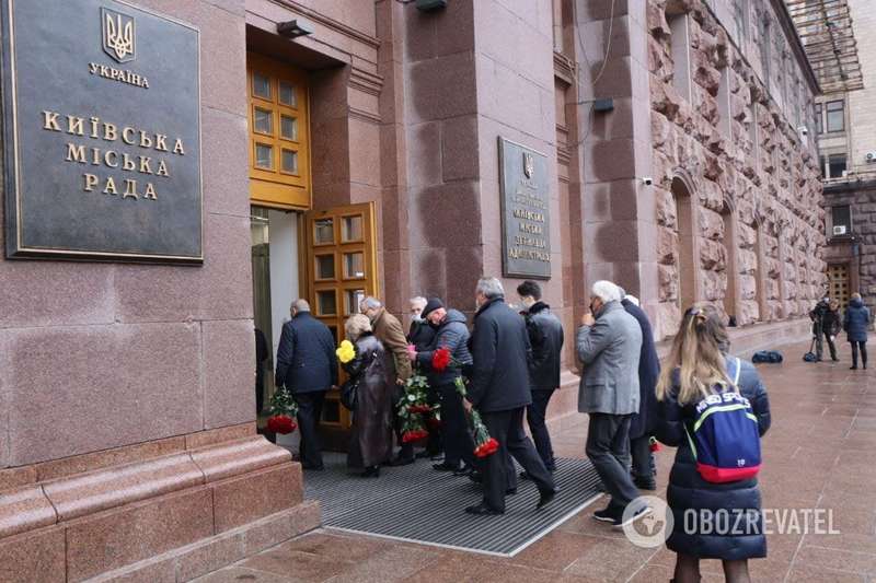 Попрощаться с бывшим мером столицы могут все желающие.