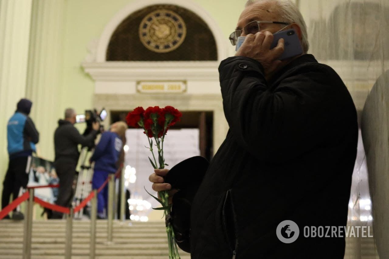 На церемонию прощания пришли обычные киевляне и политики.