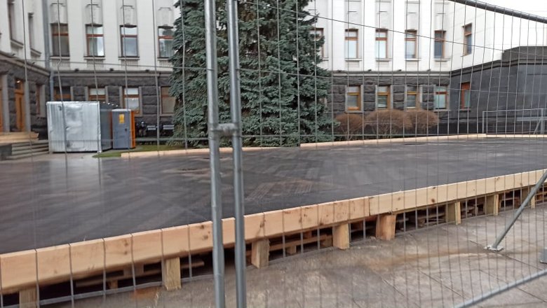 Під Офісом Президента почали встановлювати ковзанку 01 dqxikeidqxidqrant