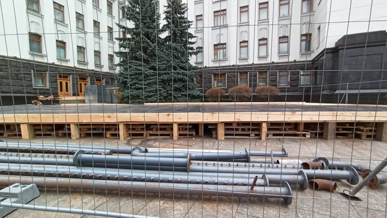 Під Офісом Президента почали встановлювати ковзанку 04