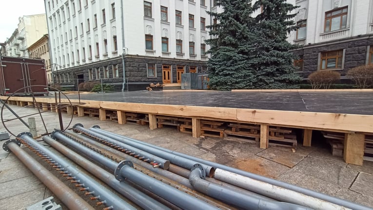 Під Офісом Президента почали встановлювати ковзанку 05