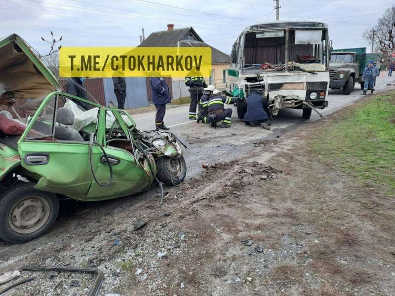 С помощью специального инструмента они срезали переднюю дверь
