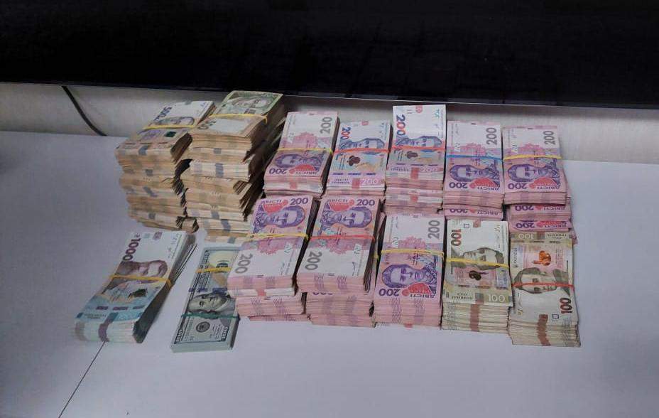 Подружжя шахраїв не змогло пояснити походження великої суми коштів Подружжя шахраїв не змогло пояснити походження великої суми коштів