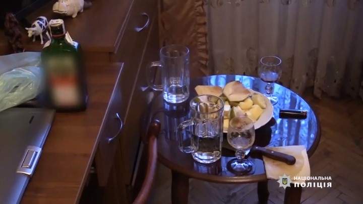 На вулиці Олекси Тихого у Києві отруїли чоловіка, жінка підлила йому в алкоголь ліки На вулиці Олекси Тихого у Києві отруїли чоловіка, жінка підлила йому в алкоголь ліки