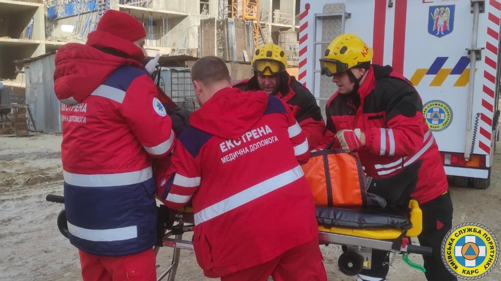 В центре Киева машинисту крана стало плохо на высоте 10 этажа - фото 1 dqxikeidqxiuuant