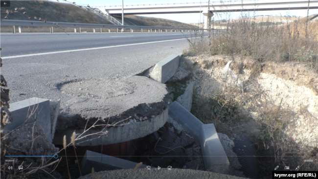 Вдоль обочины асфальт сползает и возникают ямы и провалы dqxikeidqxidqrant