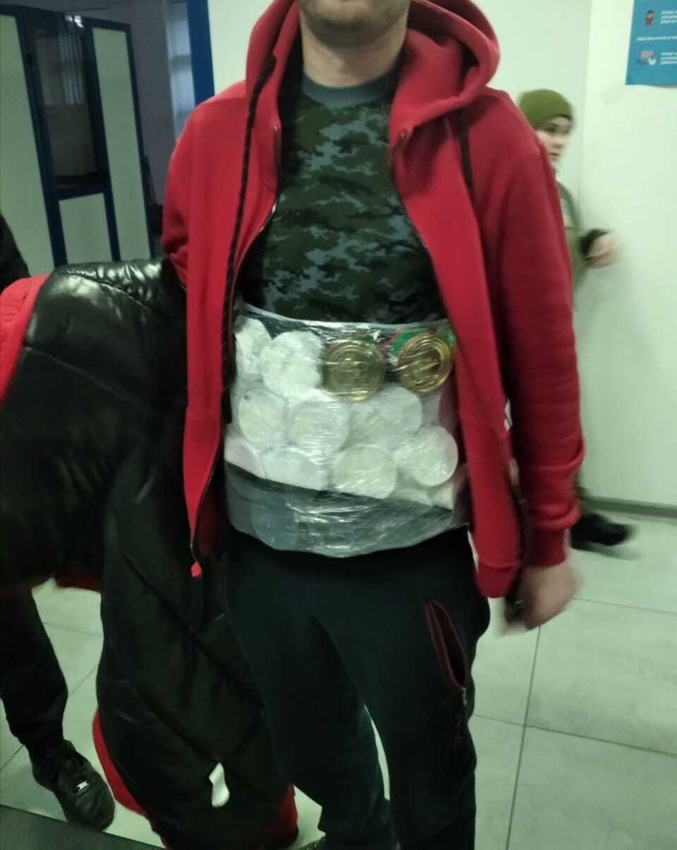 Украинцы обвешались банками с икрой и попытались провезти ее в Молдову dqxikeidqxidqeant