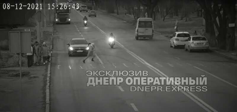 Мотоцикліст у Дніпрі зніс школярку dqxikeidqxidqrant