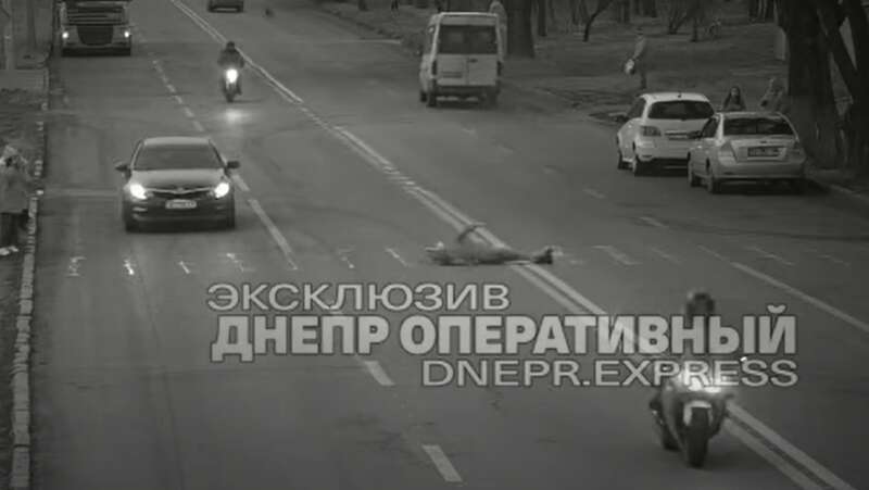 Мотоцикліст у Дніпрі зніс школярку