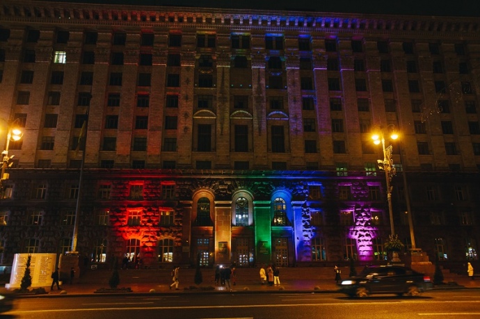 Мэрию Киева подсветили цветами ЛГБТ-флага по случаю Международного дня прав человека 02 dqxikeidqxidqeant