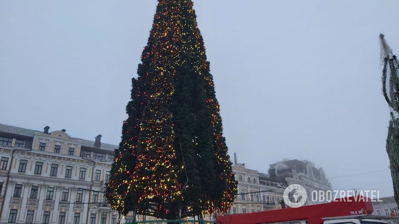 В Киеве в тестовом режиме зажглась главная елка Украины dqxikeidqxidqrant