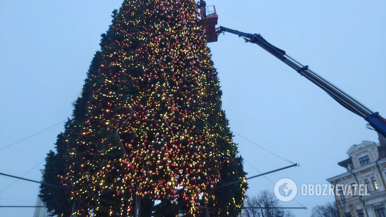 12 декабря продолжаются работы по оформлению праздничной ели