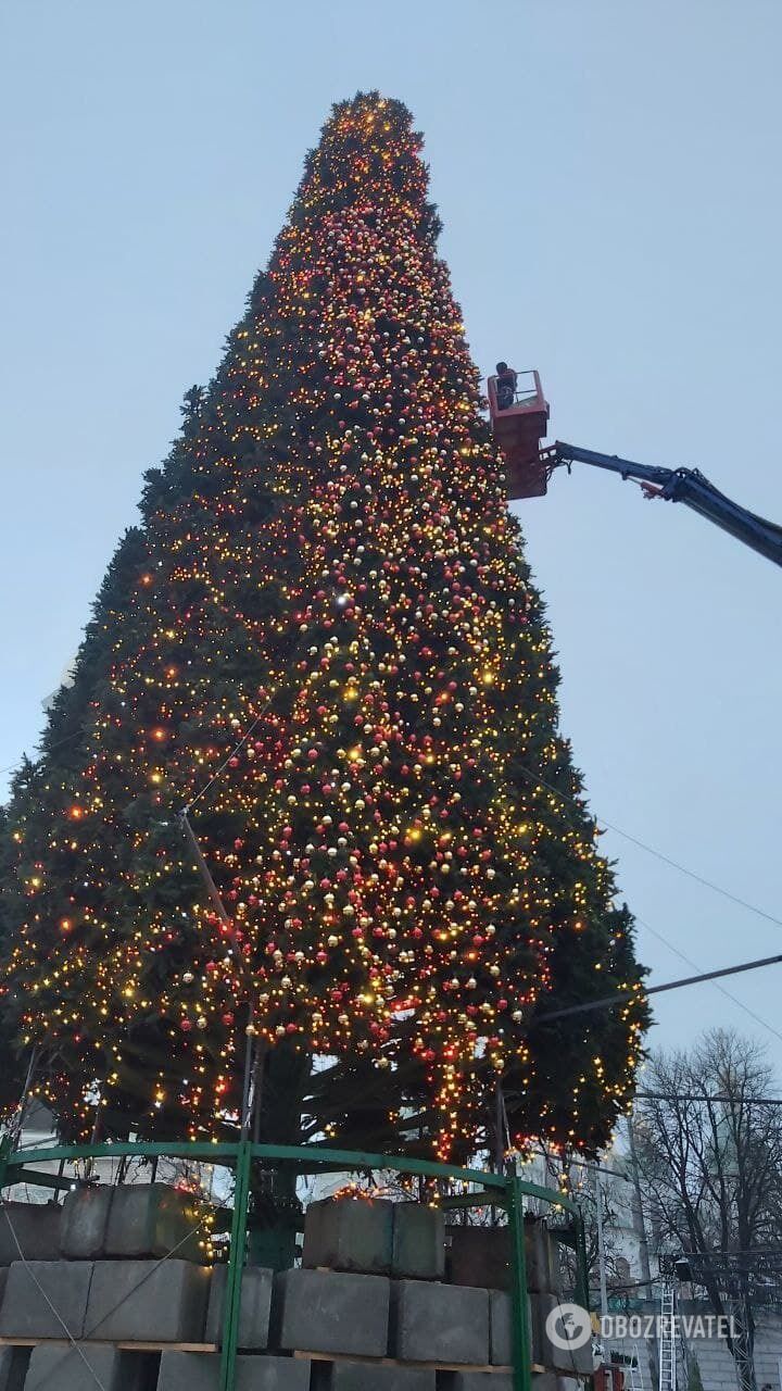 Верхушку главной елки Украины украсит земной шар, а над ним будет звезда
