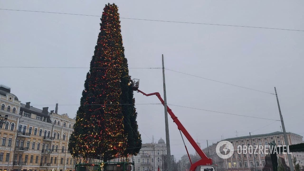 Коммунальщики завершают развешивать елочные шары