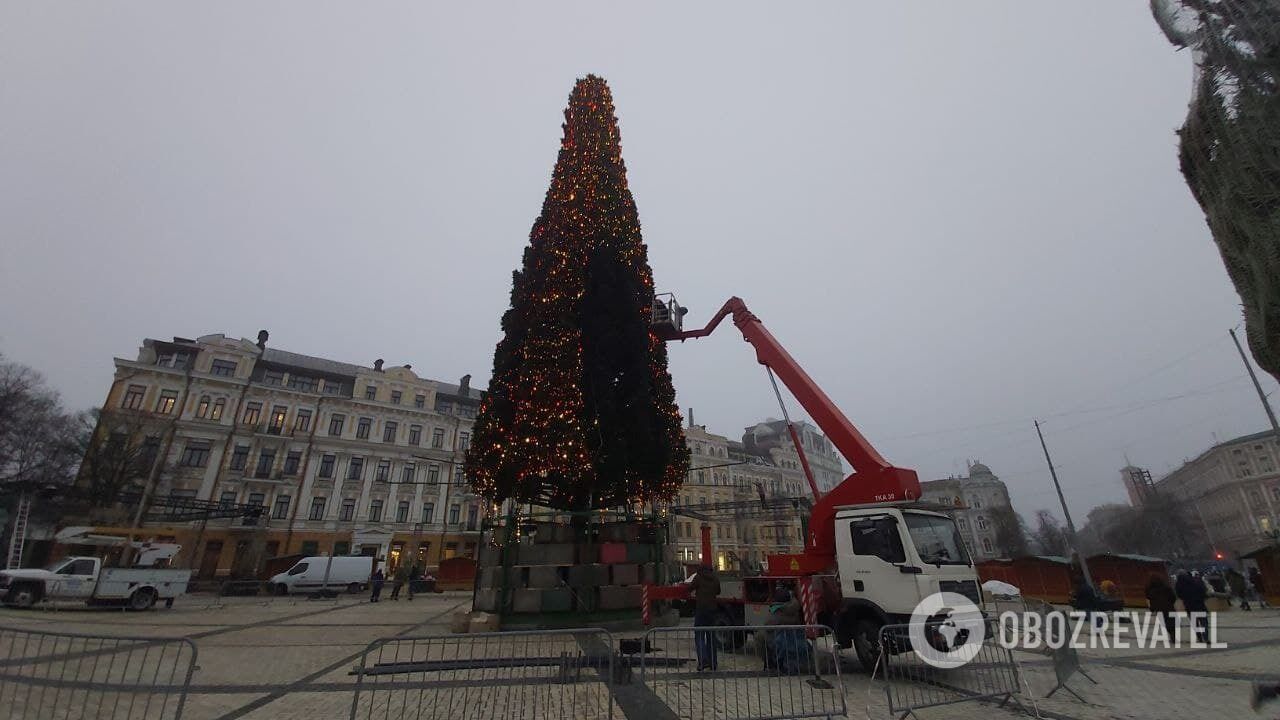 Главную елку Украины украсили разноцветной иллюминацией