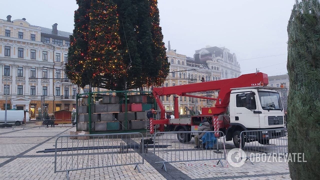 Планируется, что полностью елка будет украшена ко вторнику, 14 декабря